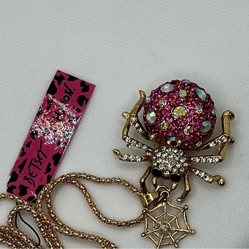 NECKLACE! HALLOWEEN! Betsey Johnson Pink Rhinestone Spider with Web BNWT - Picture 1 of 6